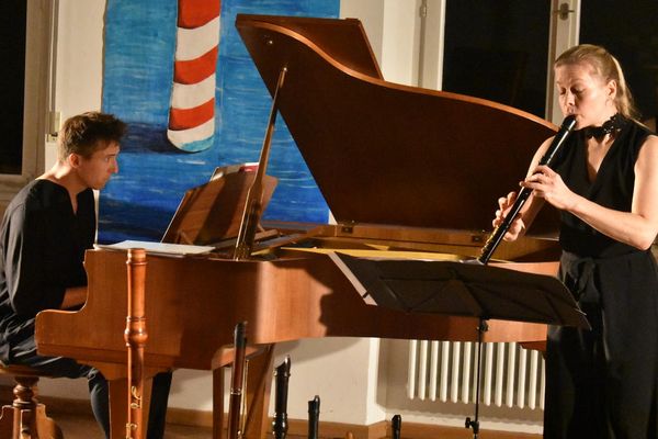 Daniel Koschitzki (links) und Andrea Ritter begeisterten ihr Publikum in Neuhaus mit einem bis zum letzten Ton spannenden musikalischen Dialog zwischen Piano und Blockflöten. | Foto: Würdinger 