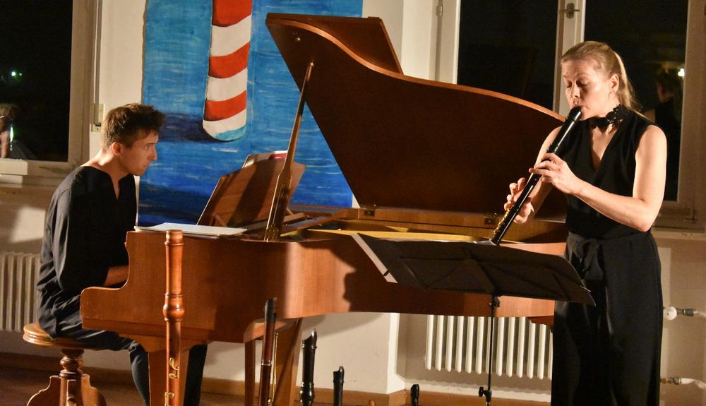 Daniel Koschitzki (links) und Andrea Ritter begeisterten ihr Publikum in Neuhaus mit einem bis zum letzten Ton spannenden musikalischen Dialog zwischen Piano und Blockflöten. | Foto: Würdinger