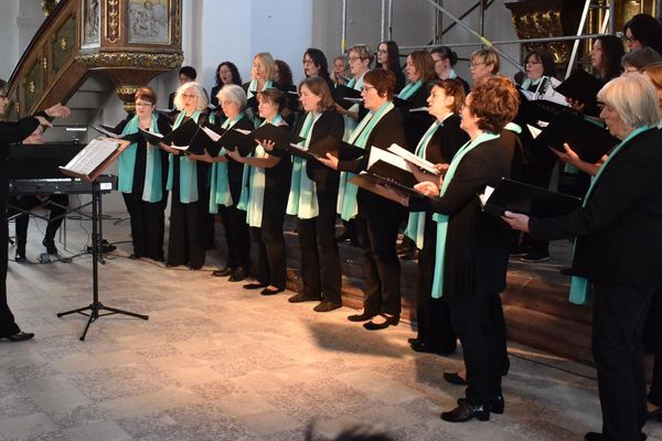 Ein besonderes Benefizkonzert: Der Frauenchor „Crescendo“ aus Hartkirchen singt in der Baustelle der ehemaligen Klosterkirche in Neuhaus. | Foto: Würdinger