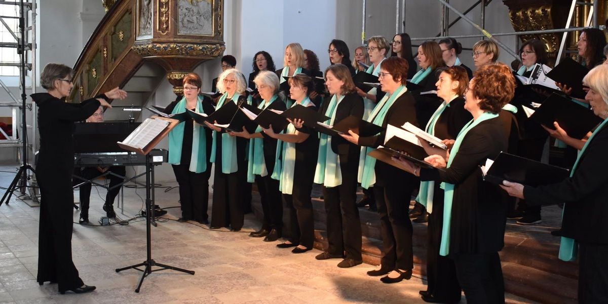 Ein besonderes Benefizkonzert: Der Frauenchor „Crescendo“ aus Hartkirchen singt in der Baustelle der ehemaligen Klosterkirche in Neuhaus. | Foto: Würdinger