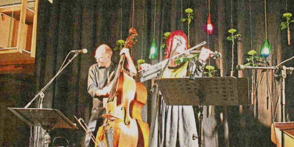 Auf eine Reise von der "Böhmischen Grenz" bis nach Amerika nahmen Monika Drasch (3.v.l), Christian Gruber (v.l.), Alex Haas und Norbert Nagel ihr Publikum in der Vornbacher Schreinerwerkstatt mit. | Foto: Würdinger Auf eine Reise von der "Böhmischen Grenz" bis nach Amerika nahmen Monika Drasch (3.v.l), Christian Gruber (v.l.), Alex Haas und Norbert Nagel ihr Publikum in der Vornbacher Schreinerwerkstatt mit. | Foto: Würdinger