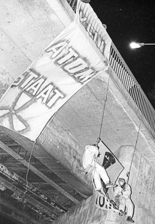 Atomkraft-Gegner  seilen sich in der Nacht zum 13. Januar 1988 von einer Brücke über der Autobahn Hamburg-Lübeck ab: Sie wollen einen Atommüll-Transport stoppen. −Foto: Dirk Wildt