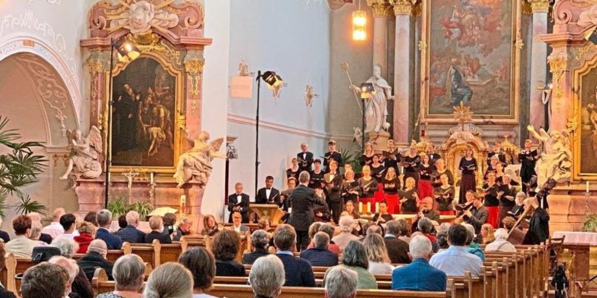 Passend zum Neustart der Chormusik auf der Bühne: Das Heinrich-Schütz-Ensemble Vornbach unter der Leitung von Martin Steidler singt Bachs "Höchsterwünschtes Freudenfest". −Foto: Erich Geiling Passend zum Neustart der Chormusik auf der Bühne: Das Heinrich-Schütz-Ensemble Vornbach unter der Leitung von Martin Steidler singt Bachs "Höchsterwünschtes Freudenfest". −Foto: Erich Geiling