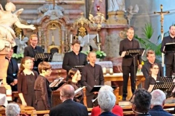 Das Ensemble Lauschwerk unter der Leitung von Martin Steidler erfüllte die ehemalige Klosterkirche mit strahlender Klangfülle. −Foto: Geiling 