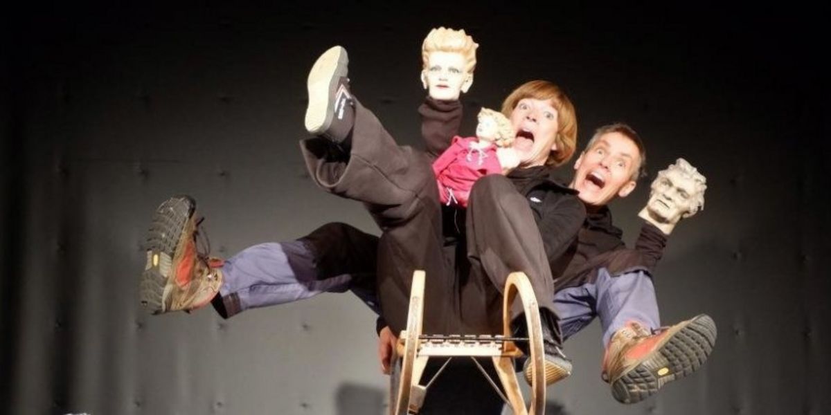 Grandioses Theater: Dorothee Carls (l.) und Annika Pilstl leihen den Puppen immer wieder ihre eigenen Körper. −Foto: Mirja-Leena Zauner Grandioses Theater: Dorothee Carls (l.) und Annika Pilstl leihen den Puppen immer wieder ihre eigenen Körper. −Foto: Mirja-Leena Zauner
