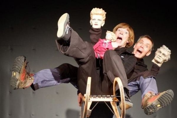 Grandioses Theater: Dorothee Carls (l.) und Annika Pilstl leihen den Puppen immer wieder ihre eigenen Körper. −Foto: Mirja-Leena Zauner 