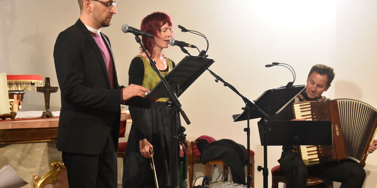 "Die allerschönsten Marienlieder" musizieren Sebastian Myrus (v.l.), Monika Drasch und Johann Zeller hier in Neuhaus. – Foto: Würdinger