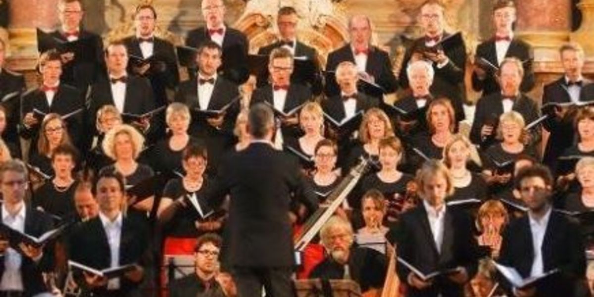 Vor imposanter Kulisse in der einstigen Klosterkirche in Vornbach präsentierte das Heinrich-Schütz-Ensemble vielstimmige und vor allem anspruchsvolle Werke. − Foto: Toni Scholz Vor imposanter Kulisse in der einstigen Klosterkirche in Vornbach präsentierte das Heinrich-Schütz-Ensemble vielstimmige und vor allem anspruchsvolle Werke. − Foto: Toni Scholz