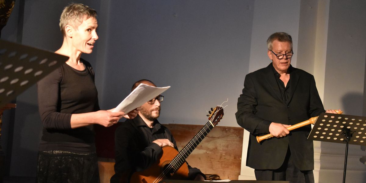 Die Protagonisten Paul Leenhouts (v.r.) mit der Blockflöte, Stephan Lochbaum mit der Gitarre und Annika Pilstl trugen die Zuhörenden auf den Wellen der Musik "in Richtung Meer". – Foto: Würdinger Die Protagonisten Paul Leenhouts (v.r.) mit der Blockflöte, Stephan Lochbaum mit der Gitarre und Annika Pilstl trugen die Zuhörenden auf den Wellen der Musik "in Richtung Meer". – Foto: Würdinger