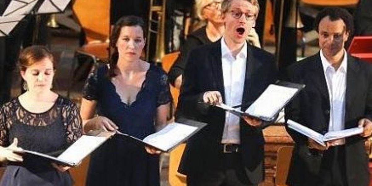Die Solostimmen brillierten im temporeichen und musikalisch leuchtend-farbigen Wechsel mit dem Chor. - Foto: Toni Scholz
