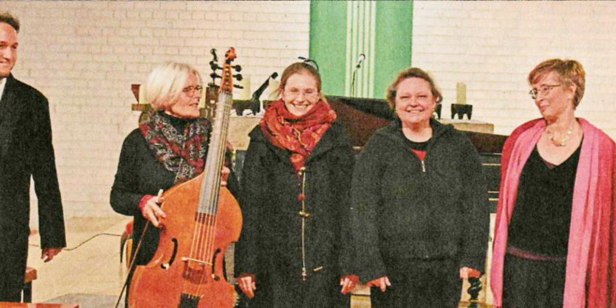 Tief bewegend in Wort und Musik: das Ensemble "The Wond'rous Machine mit (von links) Joachim Roth, Katrin vom Berg, Lina vom Berg, Inge Reinelt, Véronique Coiffet und Heidrun Pontz in der Pfarrkirche in Neuhaus | Foto: Würdinger Tief bewegend in Wort und Musik: das Ensemble "The Wond'rous Machine mit (von links) Joachim Roth, Katrin vom Berg, Lina vom Berg, Inge Reinelt, Véronique Coiffet und Heidrun Pontz in der Pfarrkirche in Neuhaus | Foto: Würdinger