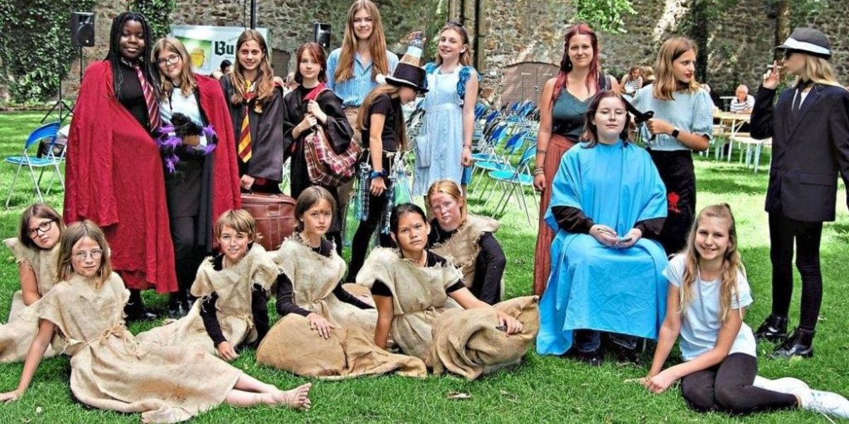 "Momo", "Krabat", "Harry Potter" und "Alice im Wunderland" bot die Theatergruppe des Gymnasiums Schärding unter Leitung von Nastasja Regenfelder (5.v.r.) und Regieassistentin Susanne Doblmayr (hinten Mitte) | Foto: Lindmeier "Momo", "Krabat", "Harry Potter" und "Alice im Wunderland" bot die Theatergruppe des Gymnasiums Schärding unter Leitung von Nastasja Regenfelder (5.v.r.) und Regieassistentin Susanne Doblmayr (hinten Mitte) | Foto: Lindmeier