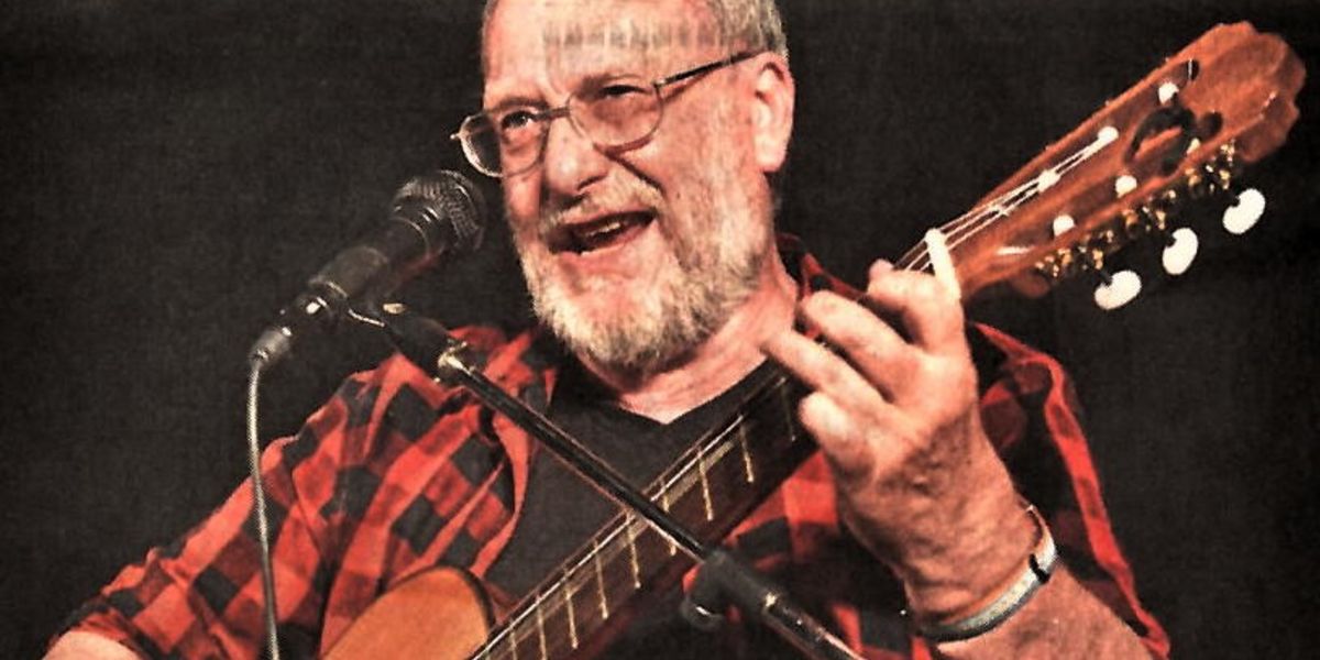 Liedermacher Horst Eberl kämpft mit virtuos gespielter Gitarre und scharfer Zunge gegen die Tücken des Alltags. | Foto: Würdinger Liedermacher Horst Eberl kämpft mit virtuos gespielter Gitarre und scharfer Zunge gegen die Tücken des Alltags. | Foto: Würdinger