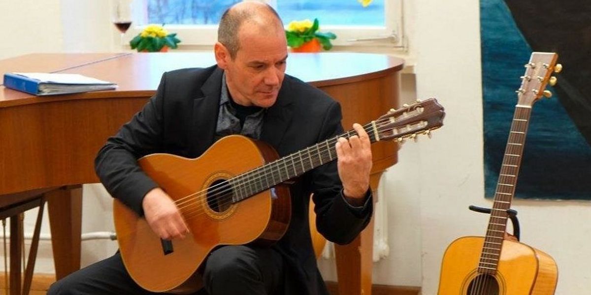 Jedes seiner Lieder hat einen ganz eigenen Charakter: Peter Tilch, bekannt als Bariton von der Theaterbühne, beim Chansonabend des Kulturvereins Neuhaus am Inn. | Foto: Erich Geiling