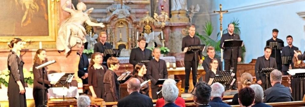 Das Ensemble Lauschwerk unter der Leitung von Martin Steidler erfüllte die ehemalige Klosterkirche mit strahlender Klangfülle. −Foto: Geiling