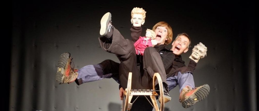 Grandioses Theater: Dorothee Carls (l.) und Annika Pilstl leihen den Puppen immer wieder ihre eigenen Körper. −Foto: Mirja-Leena Zauner